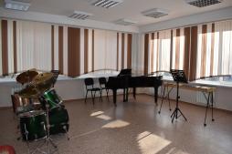 Кабинет предназначен для занятий с учащимися класса ударных инструментов. 
Кабинет оборудован:
ксилофон,
2 ударные установки,
пюпитр
рояль,
шкаф,
стол, 
стулья